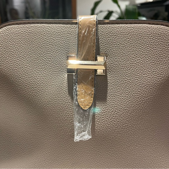 Cream Crossbody Bag with Gold Hardware - Picture 5 of 6